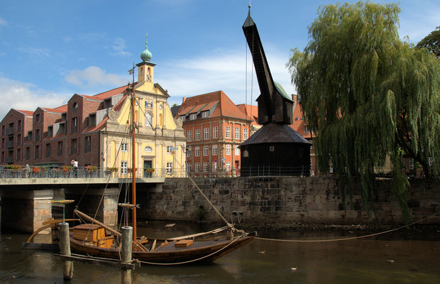 Der alte Kran am Ufer der Ilmenau